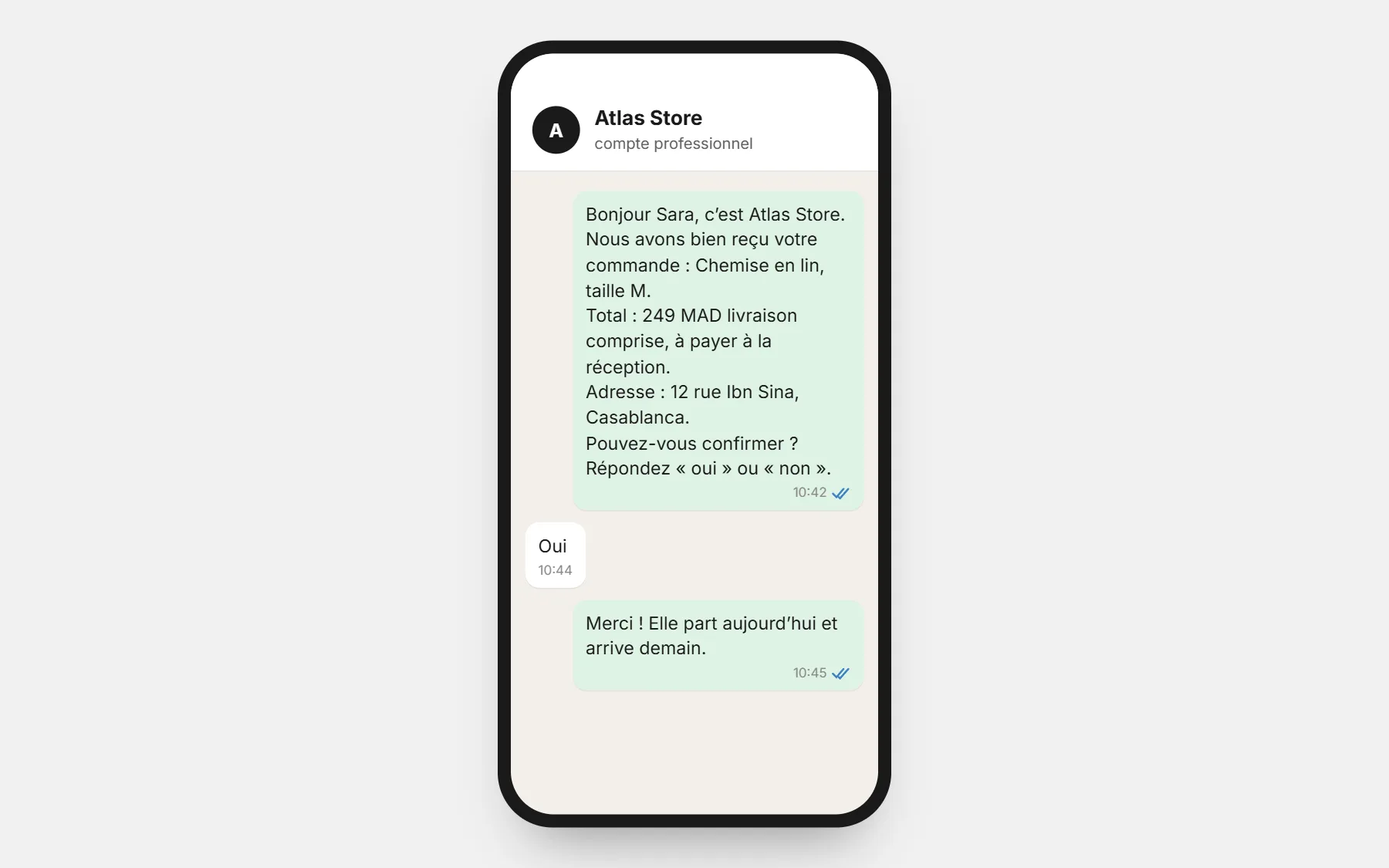 Discussion WhatsApp sur un téléphone : une boutique confirme une commande en paiement à la livraison avec le produit, le total et l’adresse, et la cliente répond oui